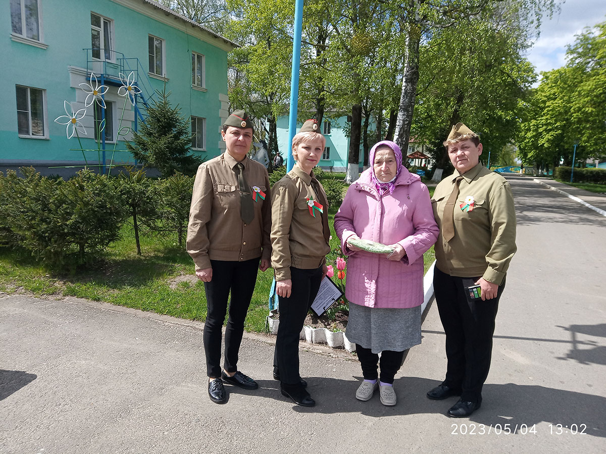 Работники Пружанского районного отдела культуры поздравили с Днем Победы проживающую в доме-интернате Засим Веру Иосифовну - малолетнего узника фашистских концлагерей.